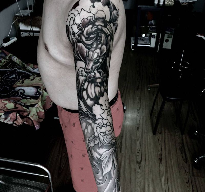 今日工作花臂大蛇纹身图片_手臂传统动物植物纹身图案