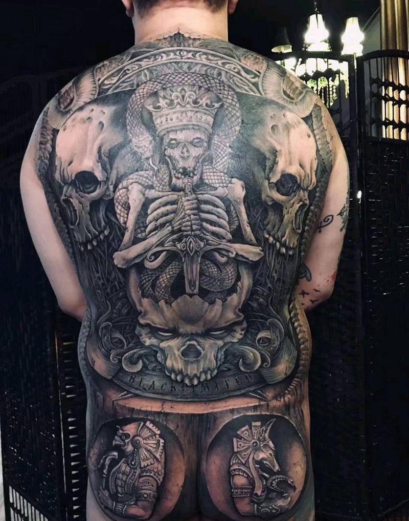 《骷髅王》纹身图片_背部臀部欧美写实骷髅 暗黑纹身图案
