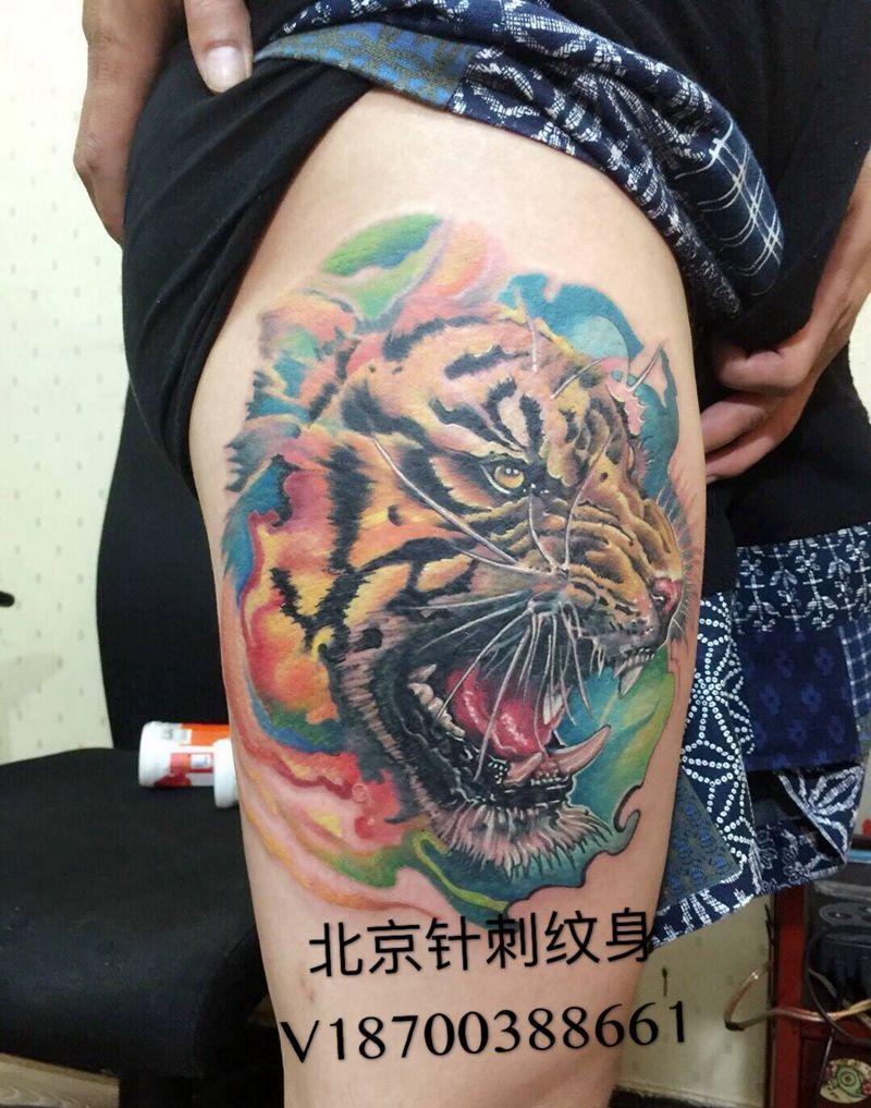 彩色老虎。预约加微信纹身图片_成品欧美动物臀部纹身图案