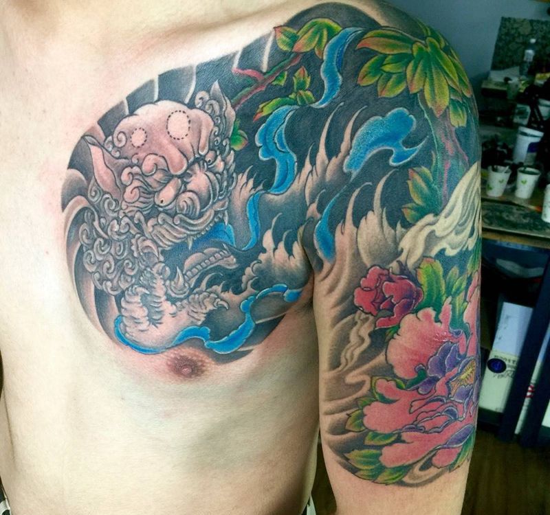 半甲唐狮牡丹纹身图片_传统胸部手臂动物植物纹身图案