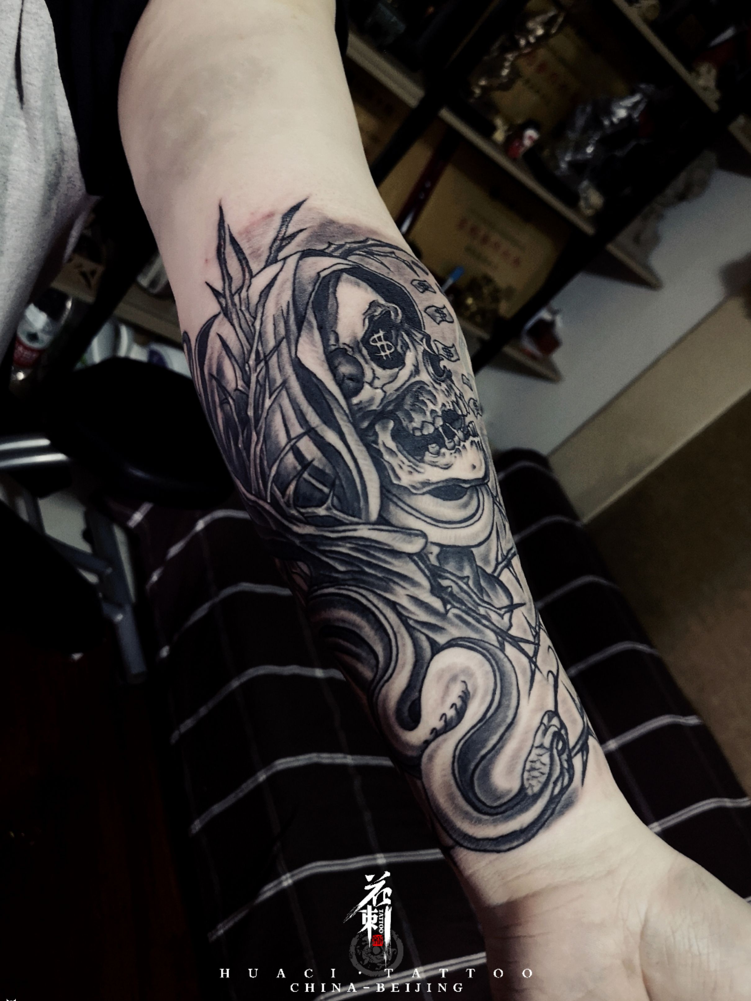 荆棘骷髅纹身图片_手臂欧美写实骷髅纹身图案