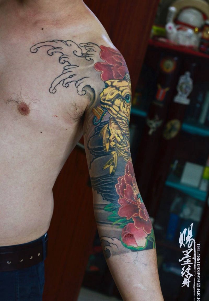 金蟾纹身图片_手臂新传统花臂金蟾纹身图案