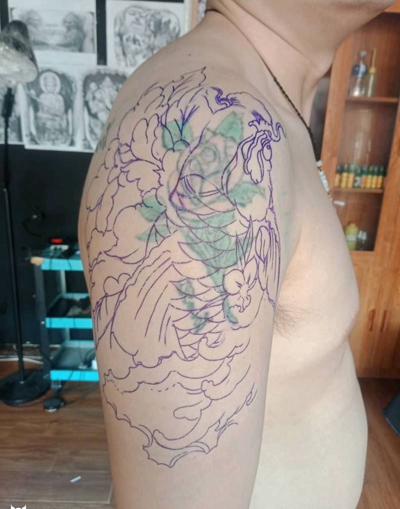 鲤鱼遮盖纹身图片_肩部手臂老传统新传统鲤鱼遮盖纹身图案