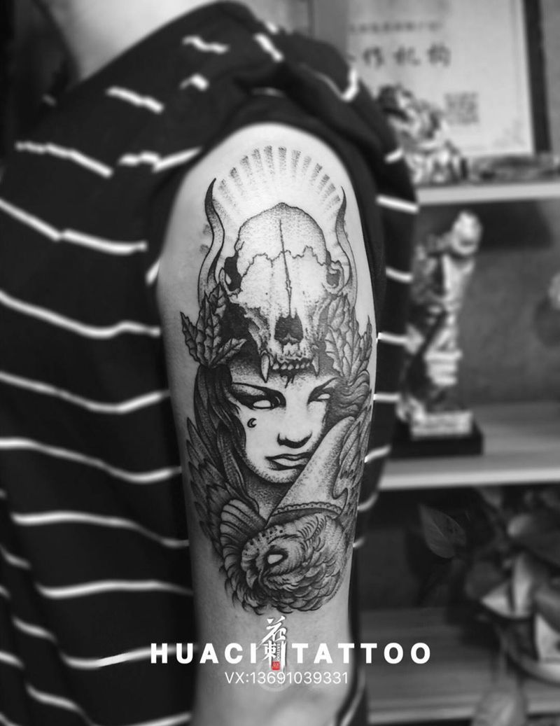 大臂欧美妞纹身图片_手臂点刺欧美写实纹身图案