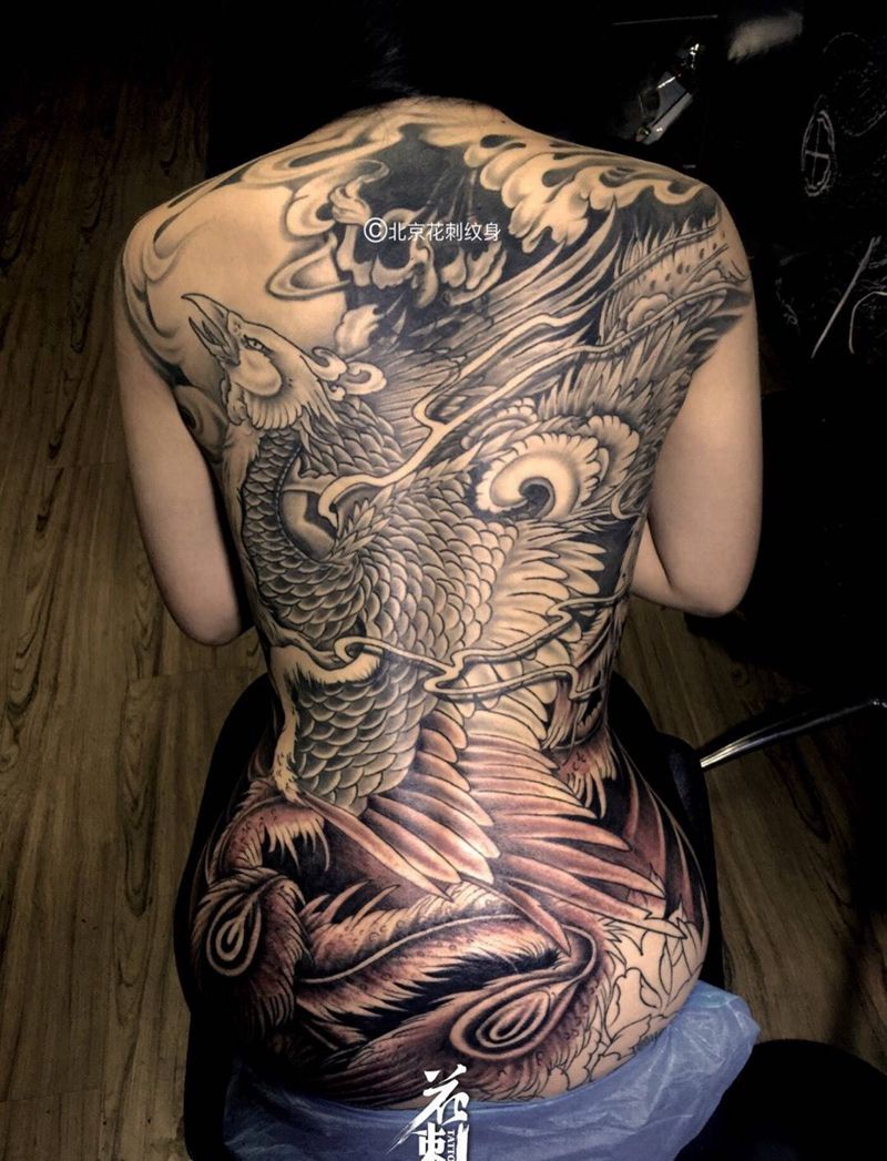 满背凤凰纹身图片_背部传统动物植物纹身图案