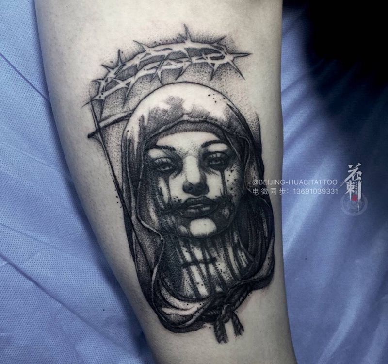 暗黑玛利亚纹身图片_腿部欧美写实点刺纹身图案