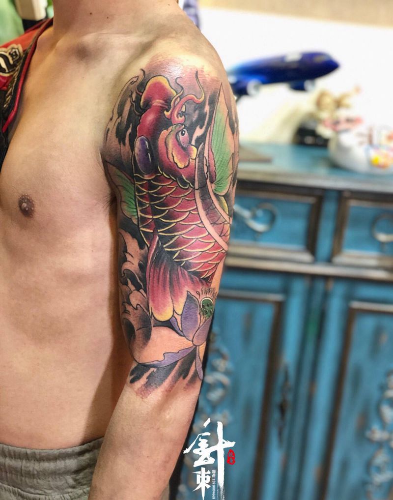 彩色鲤鱼纹身图片_手臂新传统纹身图案
