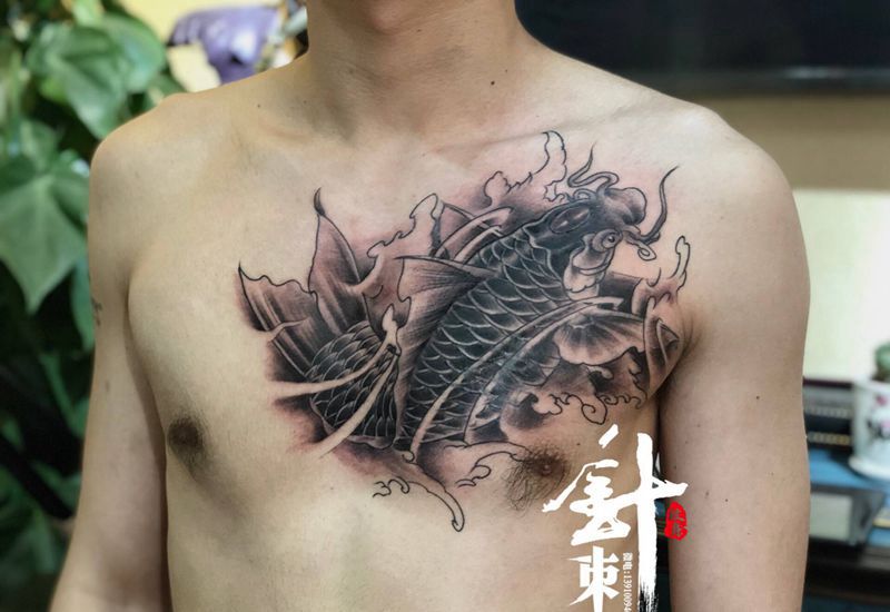 鲤鱼（遮盖）纹身图片_胸部新传统纹身图案