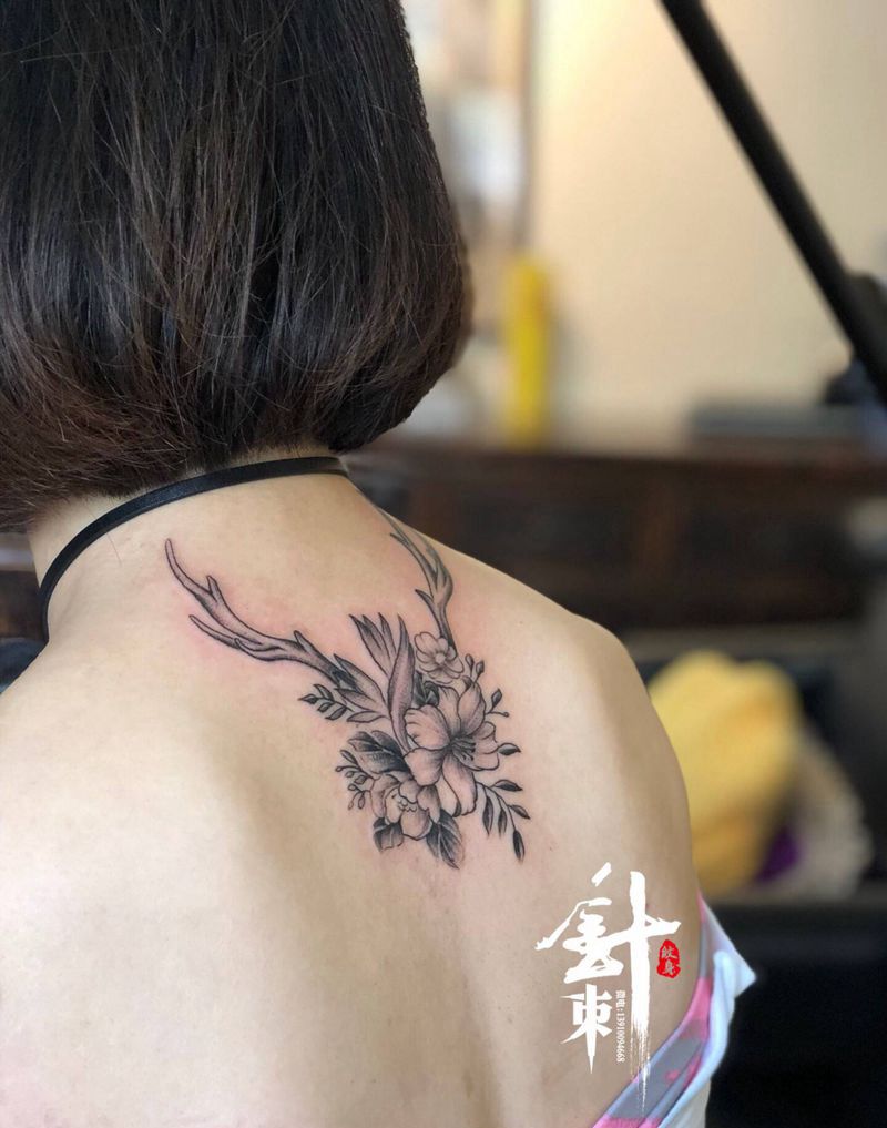 鹿角素花纹身图片_背部几何点刺纹身图案