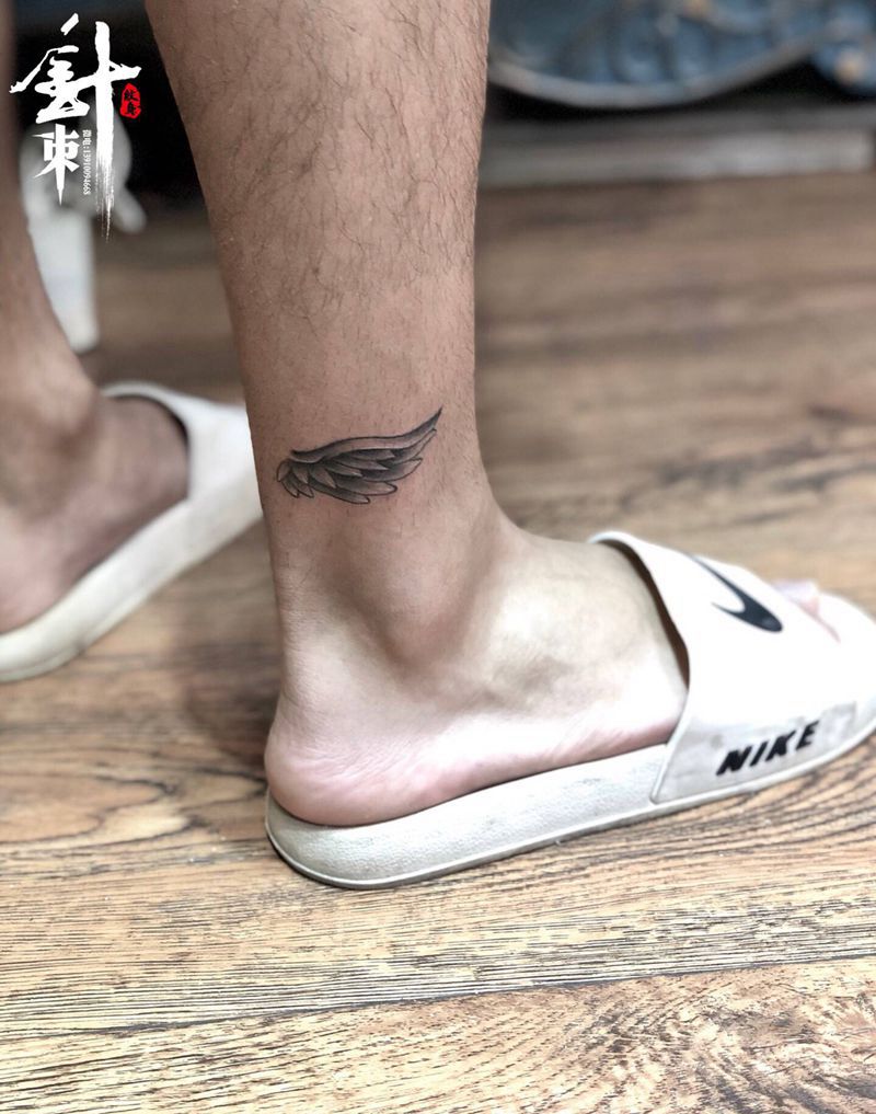 翅膀纹身图片_腿部纹身图案