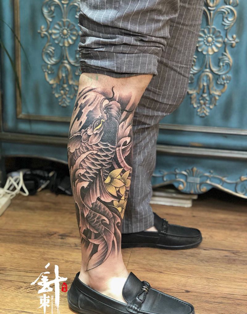 鲤鱼纹身图片_腿部新传统纹身图案