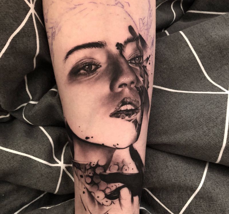 展会现场未完纹身图片_手臂欧美写实纹身图案