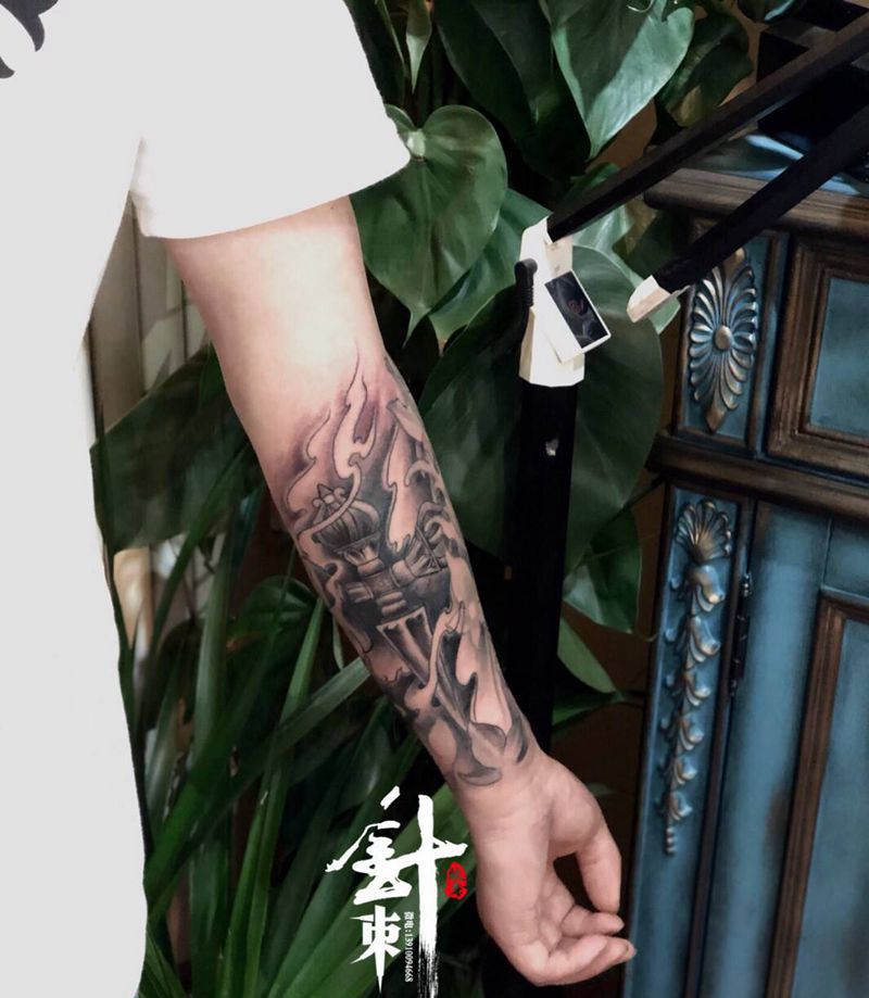 降魔杵纹身图片_手部新传统纹身图案