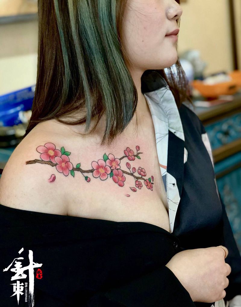 梅花纹身图片_胸部纹身图案