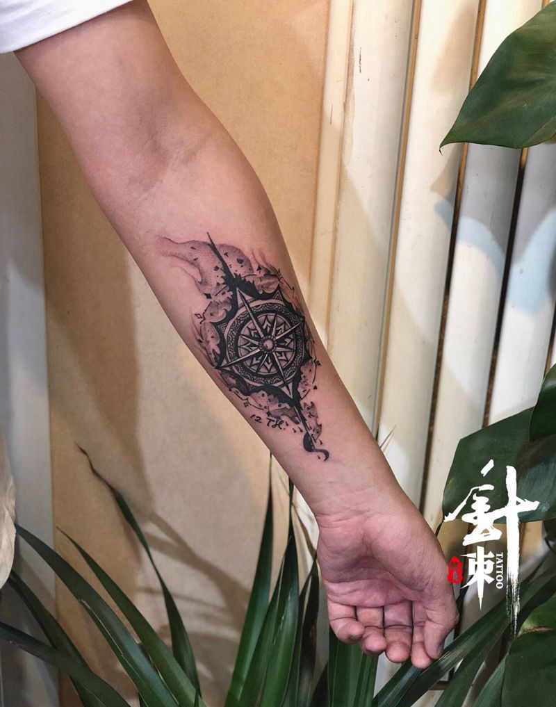 指南针纹身图片_手臂纹身图案