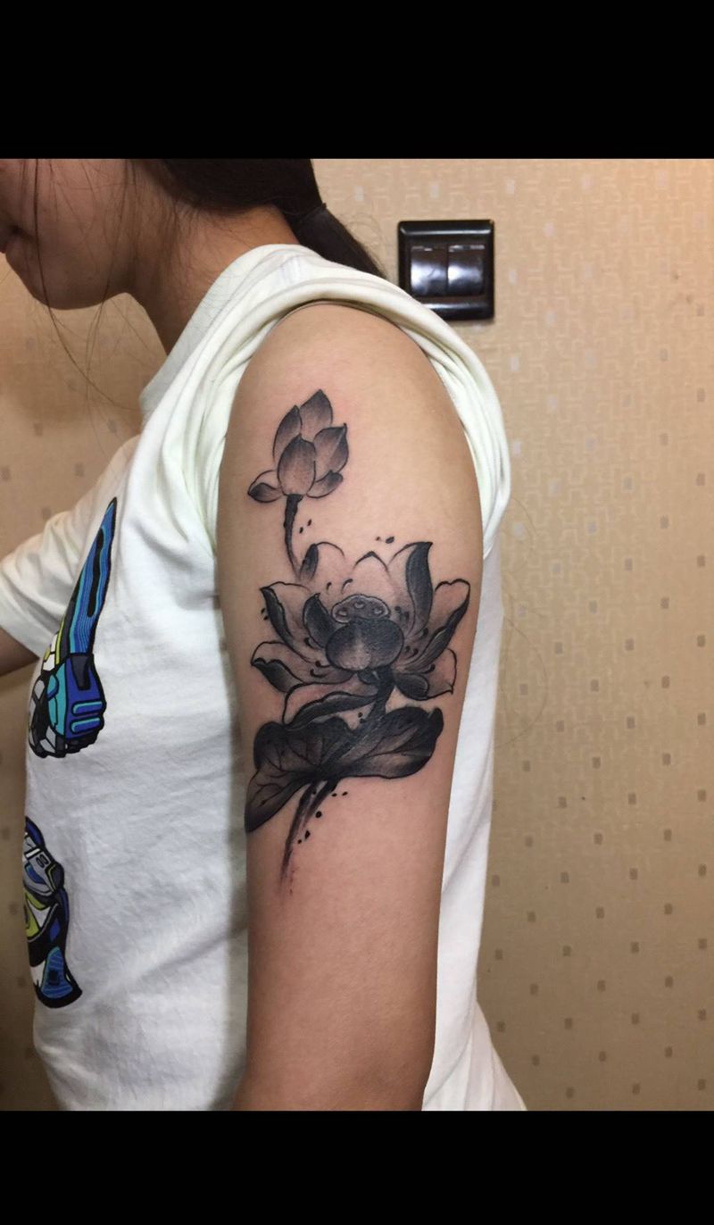 水墨荷花纹身图片_