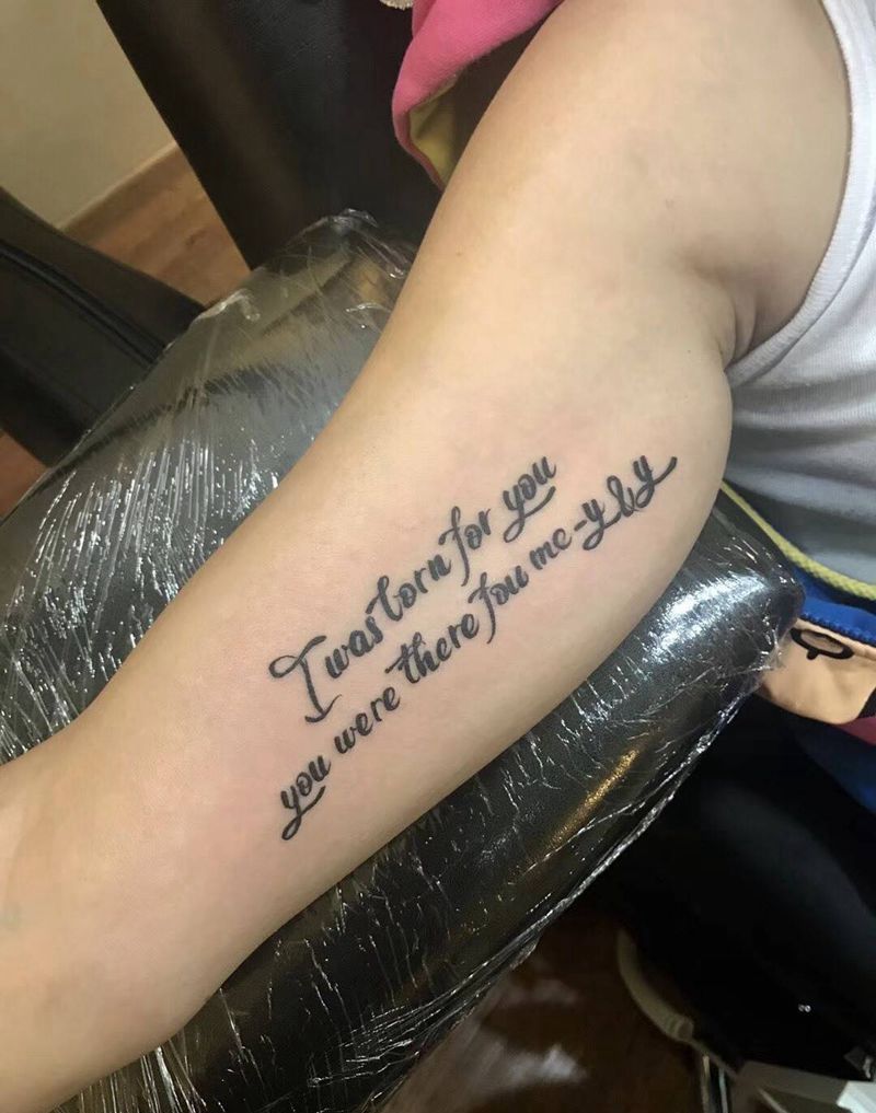 大臂字母纹身图片_