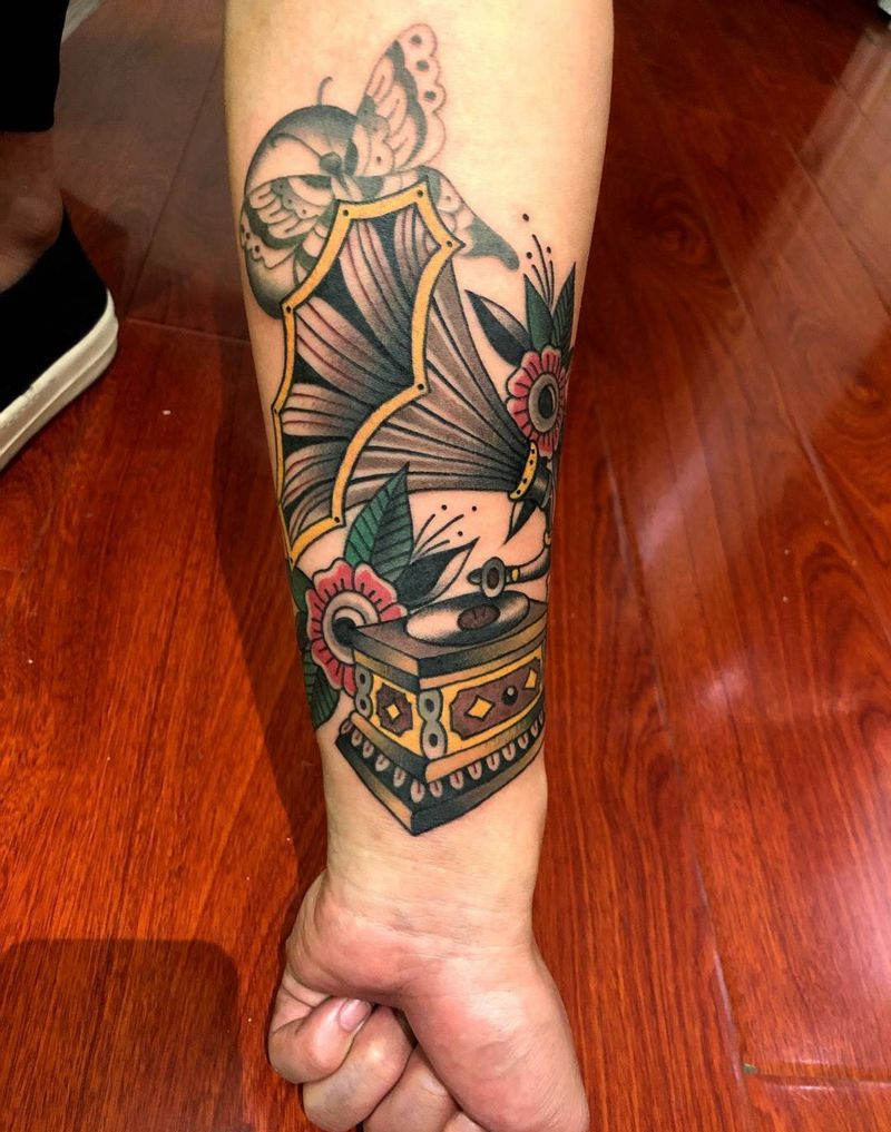 留声机纹身图片_手臂Old School留声机美式纹身图案