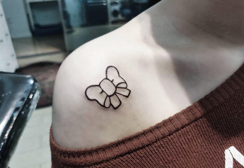 小蝴蝶结纹身图片_肩部Old School几何蝴蝶结可爱纹身图案