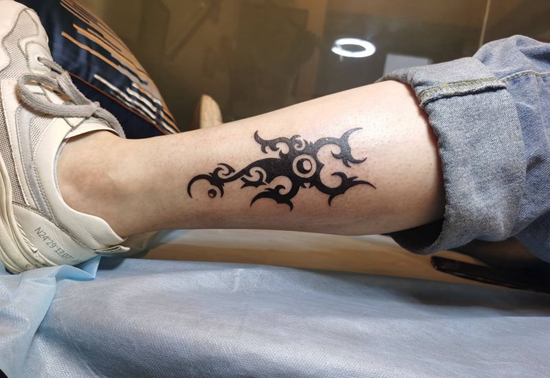 蝎子图腾纹身图片_腿部图腾蝎子纹身图案