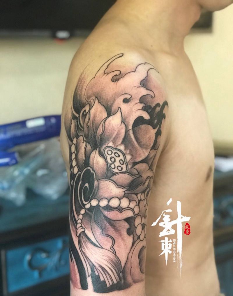 大臂荷花纹身图片_