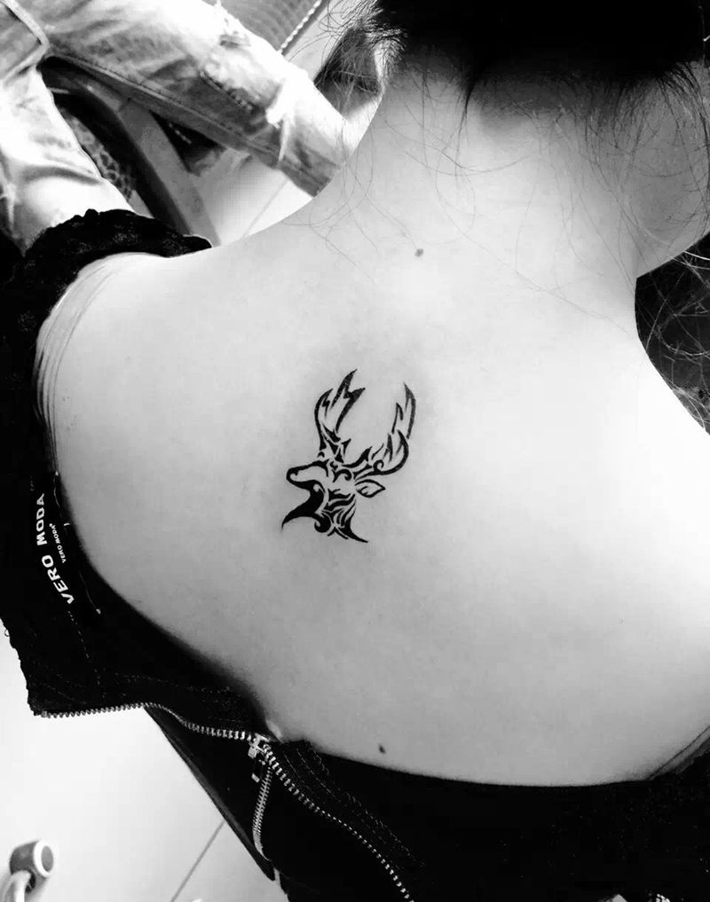 鹿头纹身图片_成品颈部欧美动物纹身图案