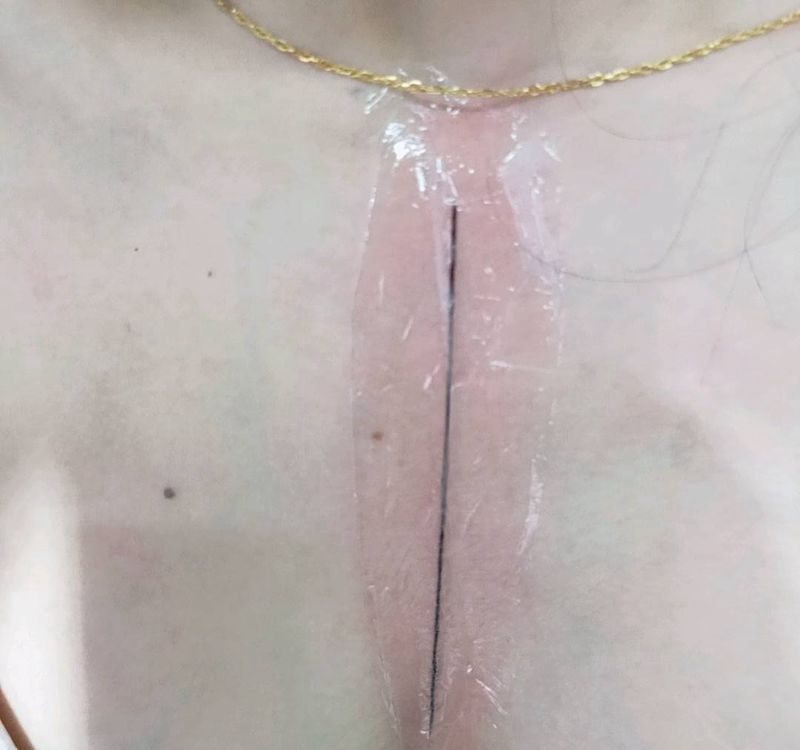 直线纹身图片_胸部纹身图案