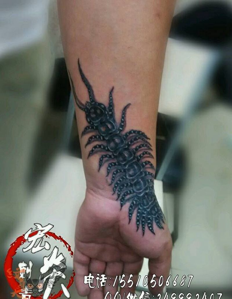 蜈蚣遮盖疤痕纹身图片_手部写实动物纹身图案