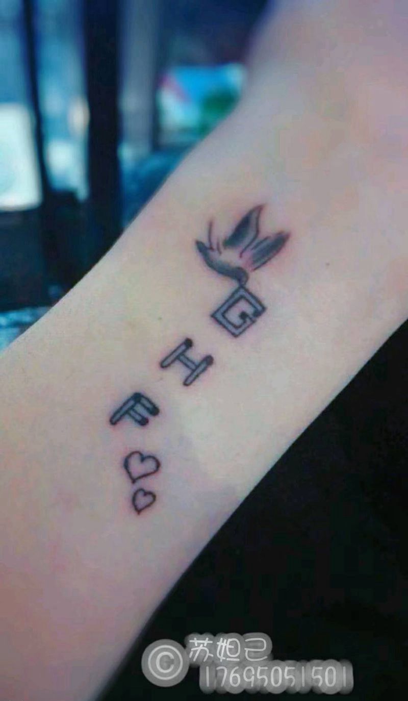 字母纹身图片_手部几何字母纹身图案