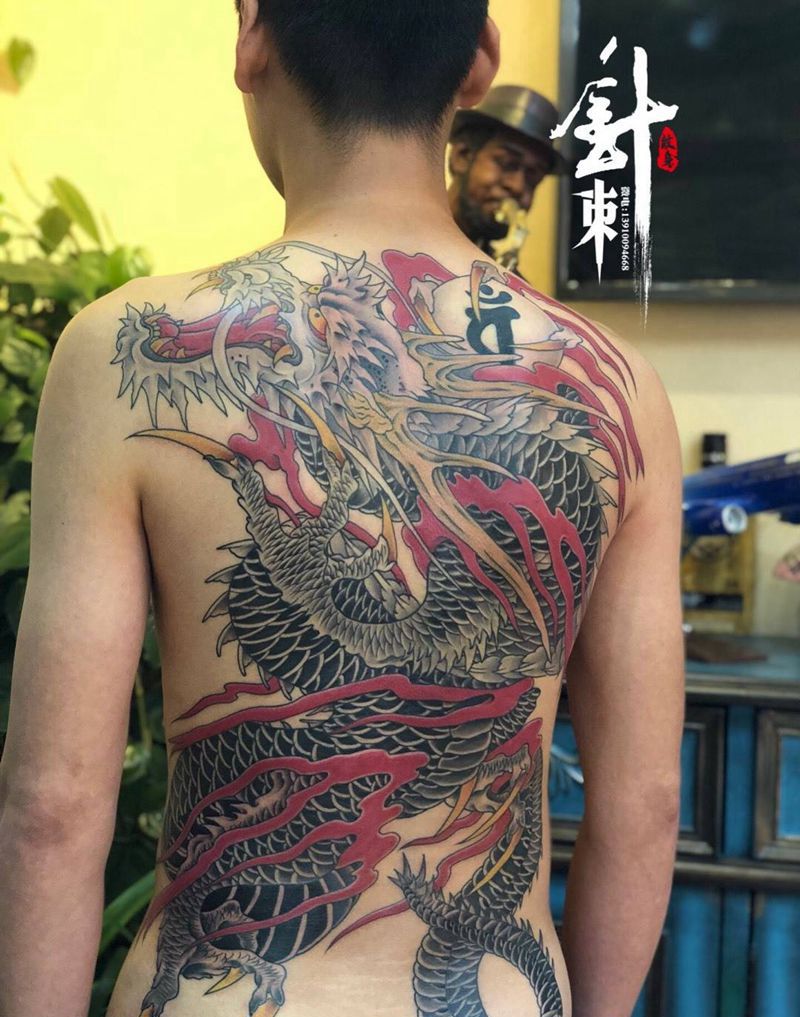 满背龙纹身图片_