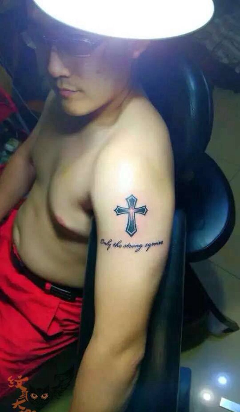 大臂十字架纹身图片_