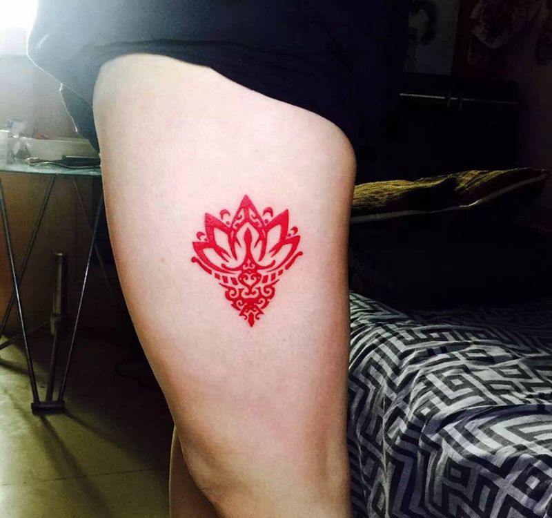 大腿图腾莲花纹身图片_