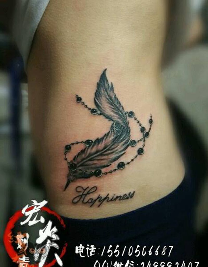 羽毛纹身图片_腰部清新写实字符静物纹身图案