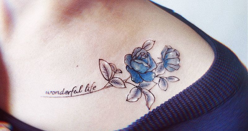 给我母亲纹的小花花纹身图片_肩部花体字水墨玫瑰花字母妖姬纹身图案