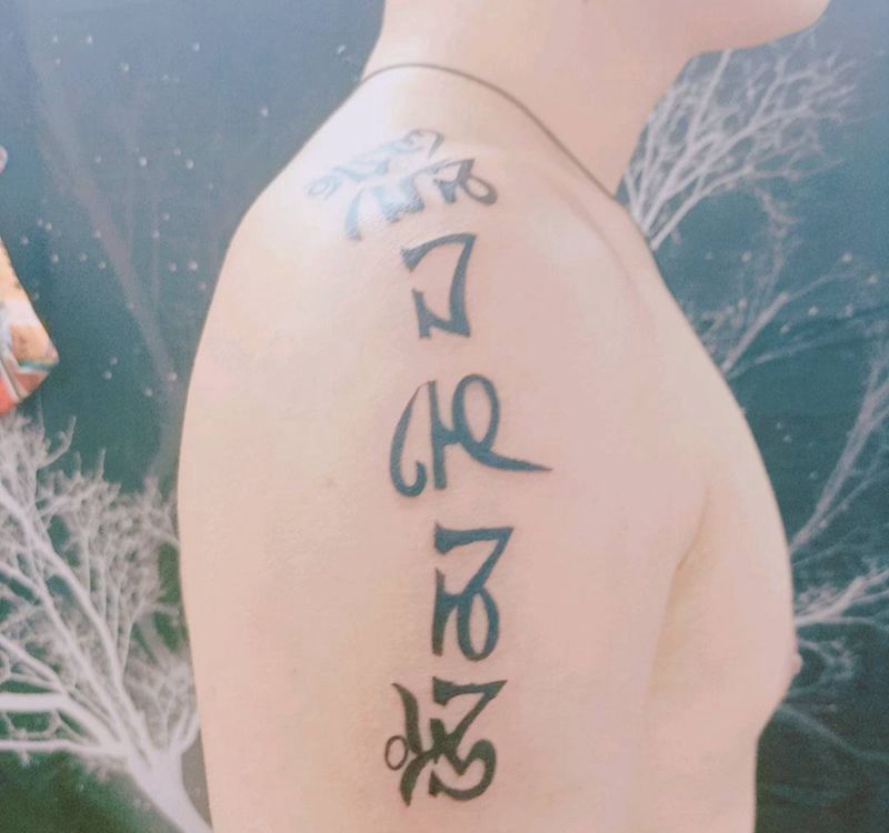 六字真言纹身图片_肩部图腾纹身图案