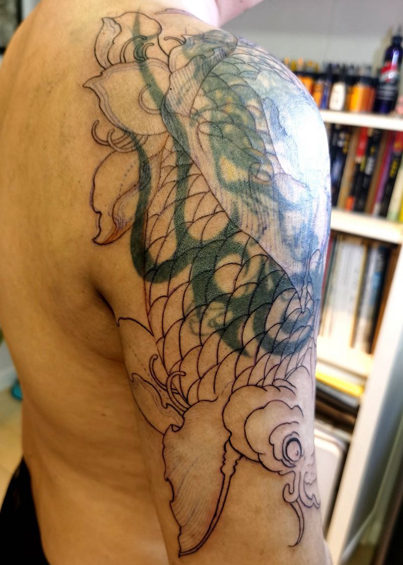 鲤鱼荷花覆盖纹身图片_臀部肩部新传统鲤鱼荷花纹身图案