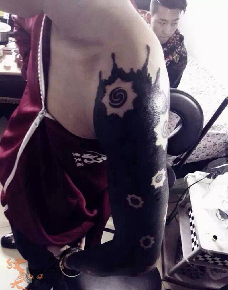 黑臂纹身图片_