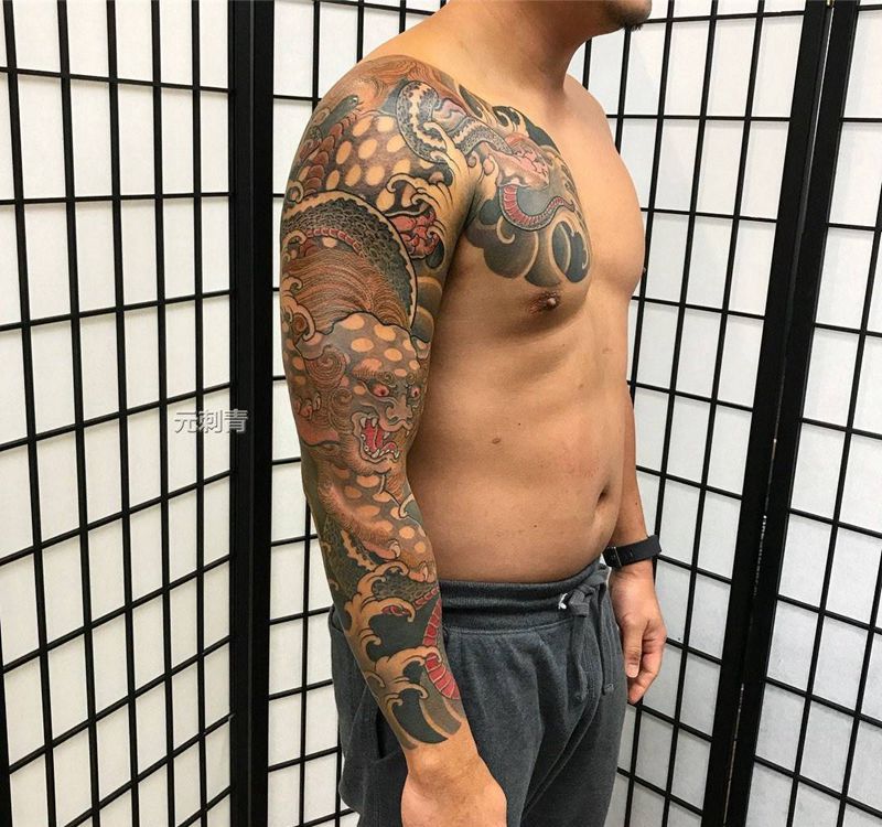 传统花臂甲风格纹身图片_手臂新传统纹身图案