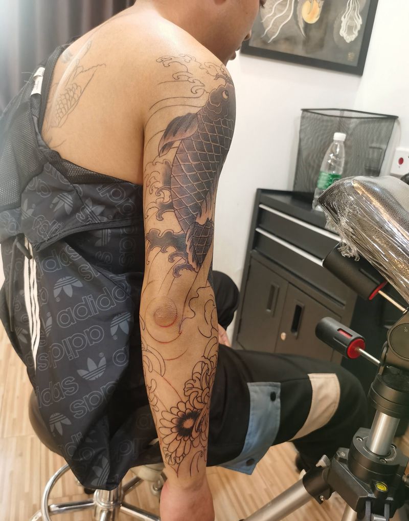 鲤鱼金丝皇菊花开富贵 花臂纹身图片_臀部手臂新传统鲤鱼菊花水浪纹身图案