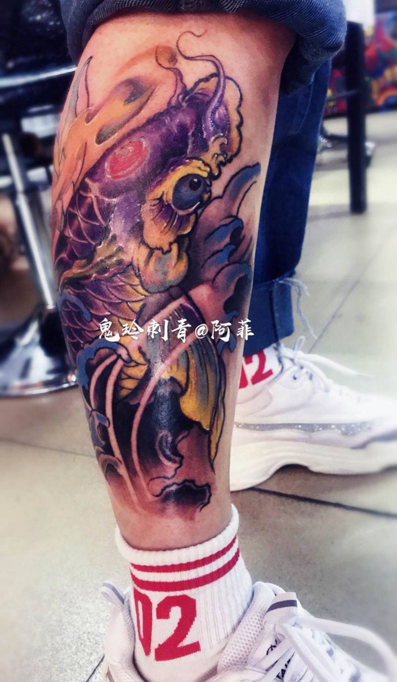彩鱼纹身图片_成品传统腿部纹身图案
