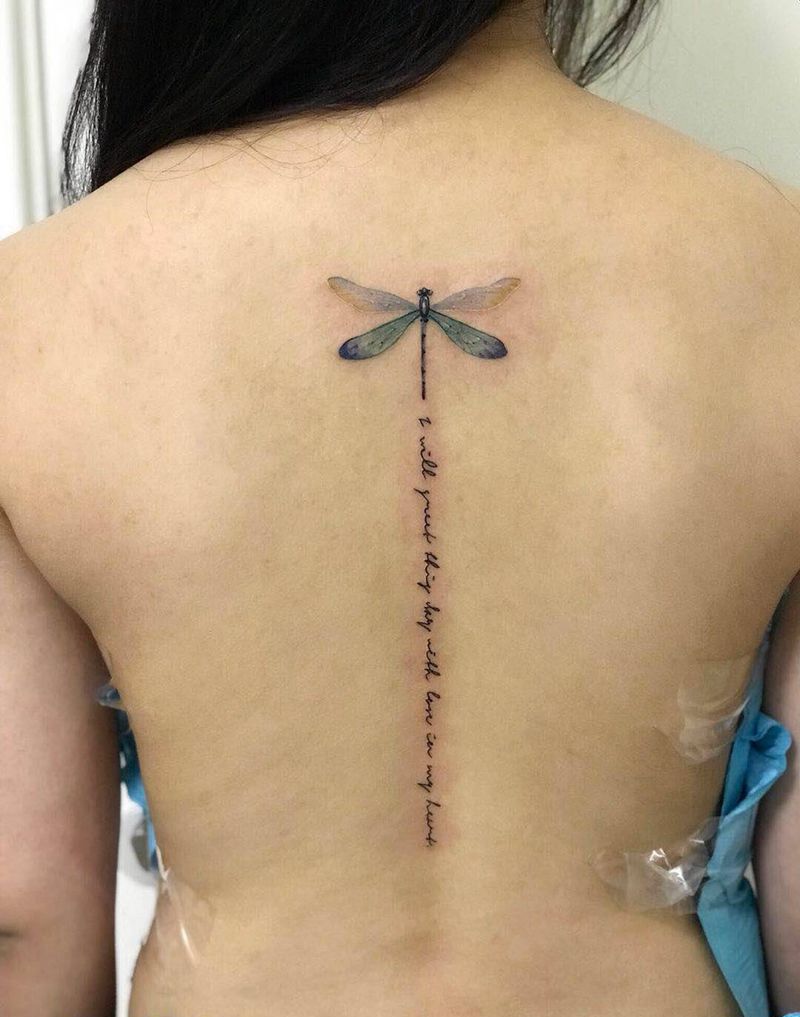 蜻蜓纹身图片_写实动物背部成品清新纹身图案
