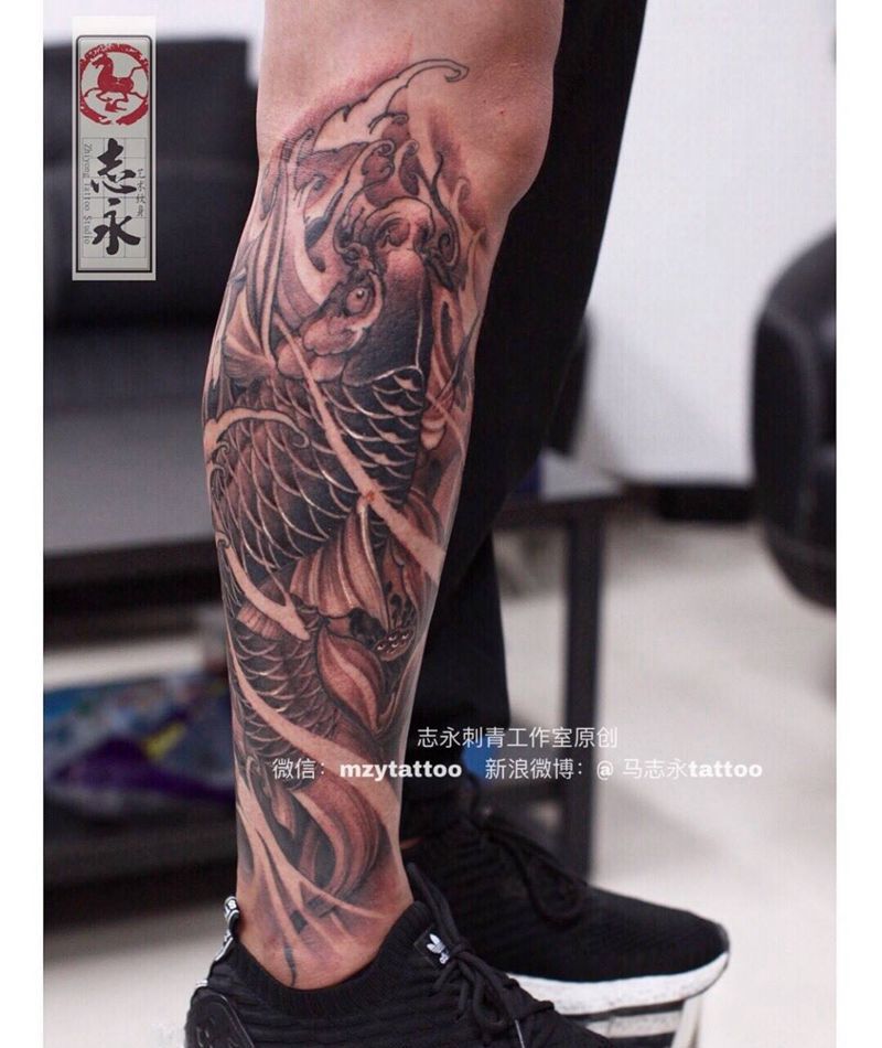 原创小腿半包鲤鱼纹身图片_腿部新传统鲤鱼 志永刺青北京纹身纹身图案