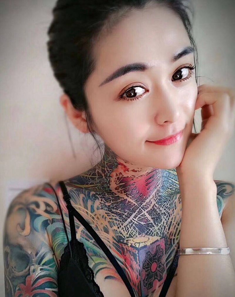 解开生命的禁锢纹身图片_胸部纹身图案