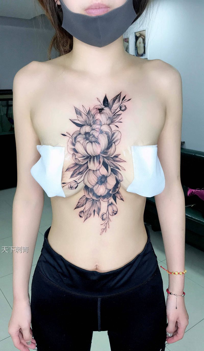 素描花朵纹身遮盖疤痕纹身图片_胸部点刺疤痕遮盖素描花纹身图案