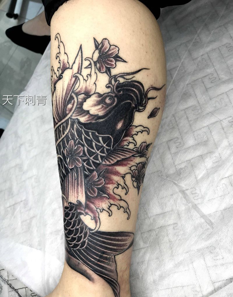 黑灰色锦鲤遮盖纹身纹身图片_腿部老传统水墨锦鲤小腿纹身纹身图案