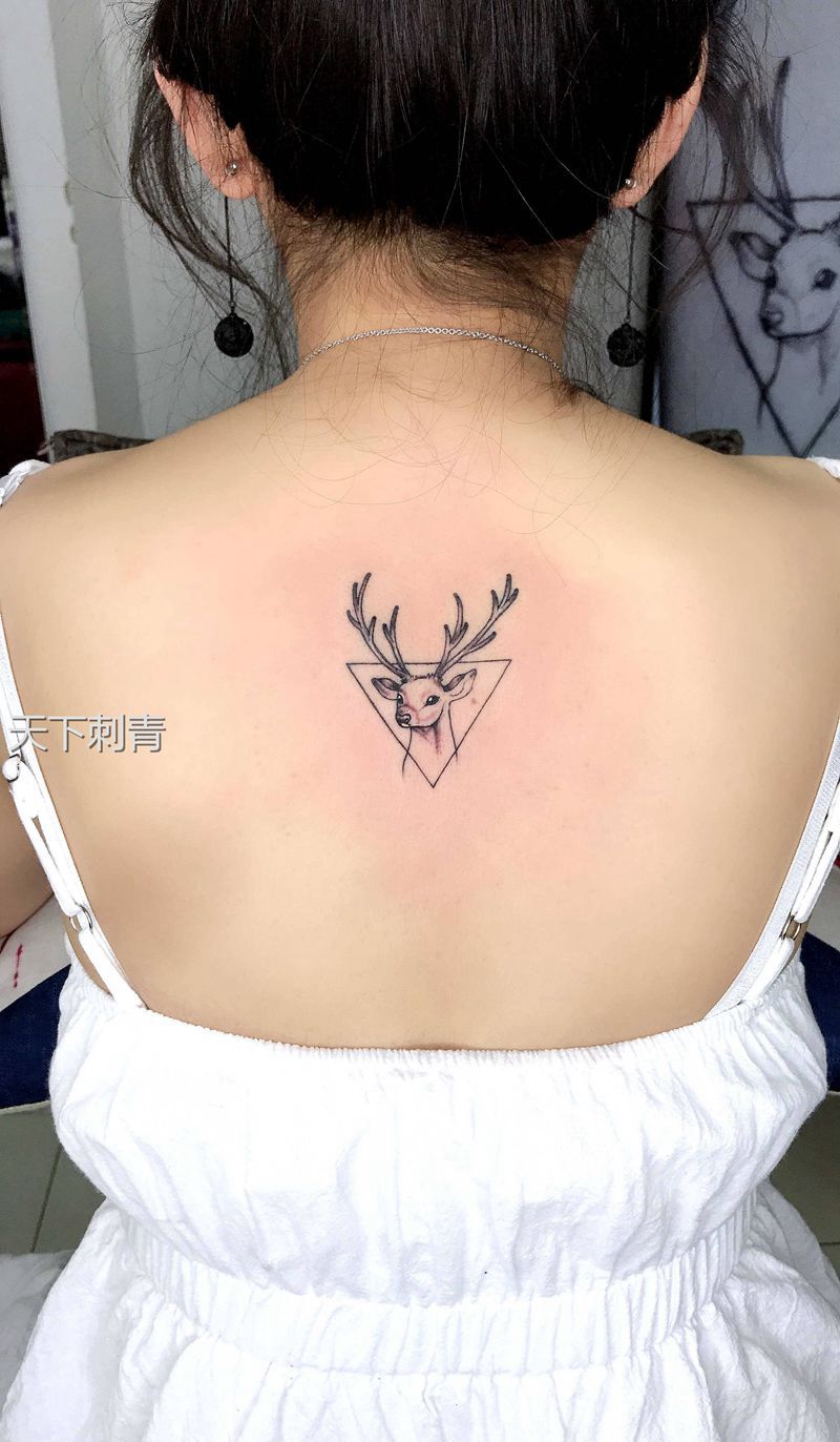 鹿纹身纹身图片_背部几何鹿纹身图案