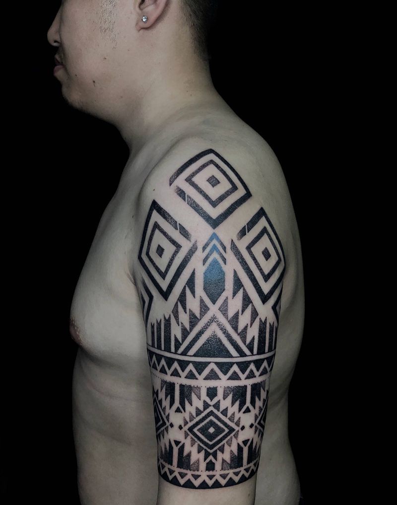 图腾纹身图片_手臂点刺纹身图案