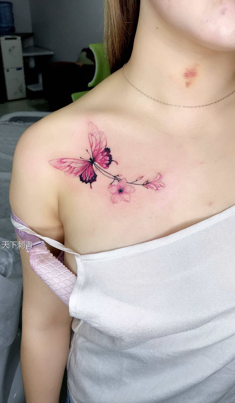 锁骨纹身纹身图片_胸部水彩蝴蝶梅花纹身图案