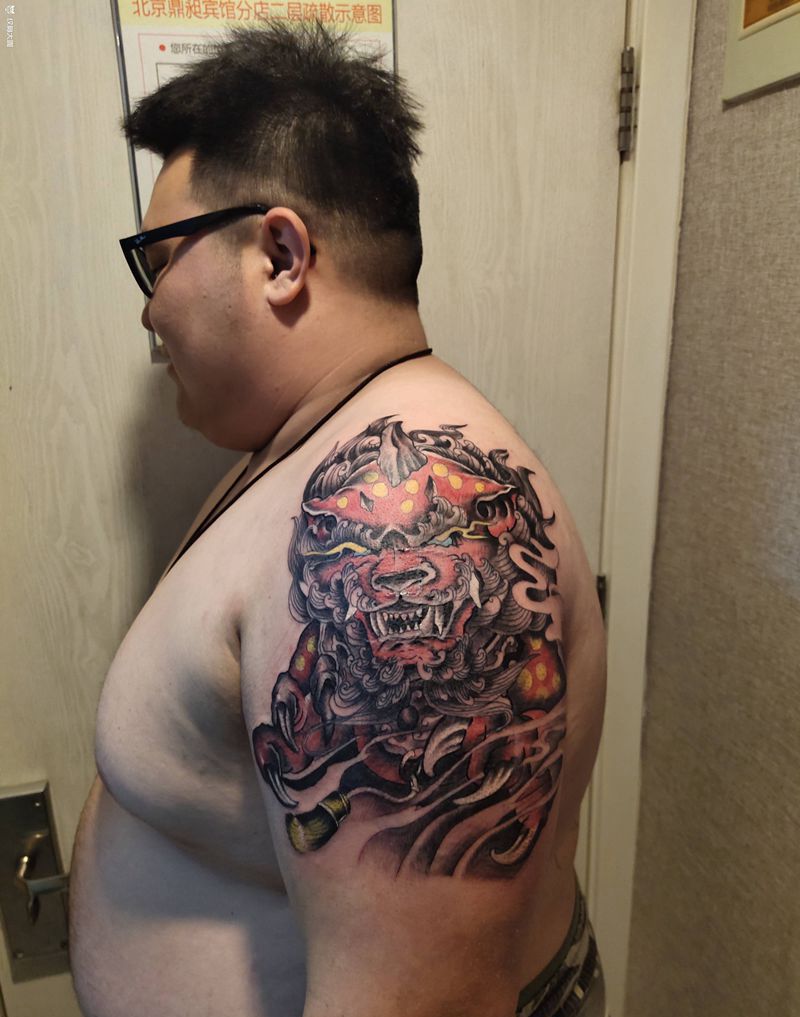 唐狮覆盖纹身图片_肩部纹身图案