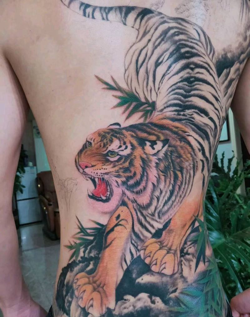 满背下山虎进度纹身图片_背部新传统虎，满背纹身图案